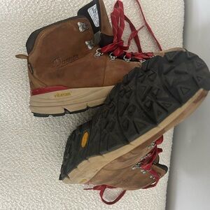 Men’s Danner goretex hiking boots great shape just need to be cleaned up a bit!